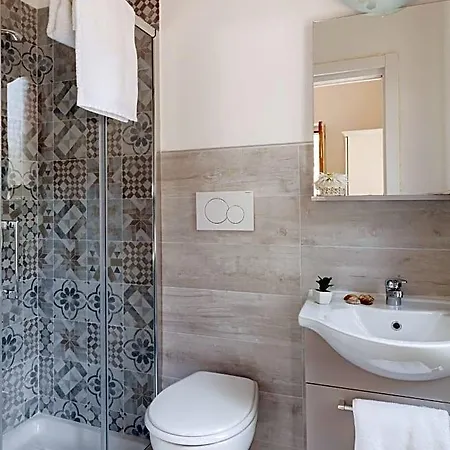 Viale Dei Pini Bed & Breakfast 3*