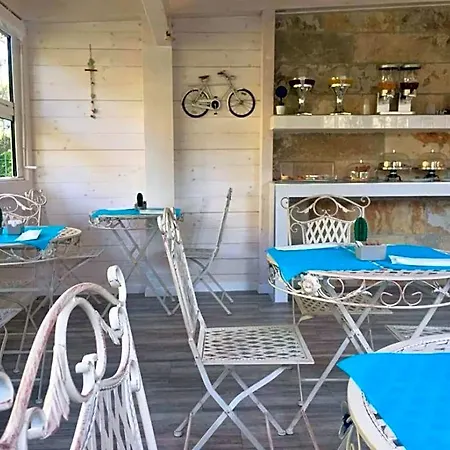 Viale Dei Pini Bed & Breakfast 3*