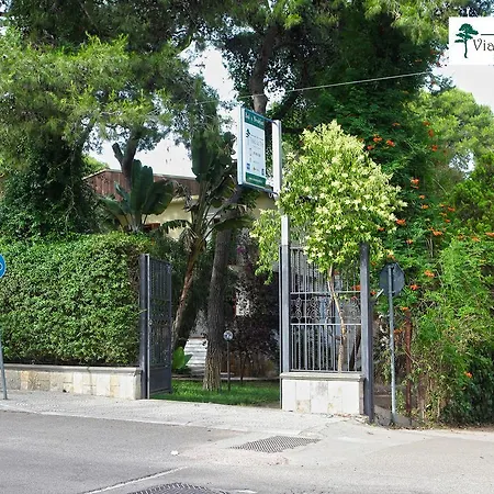 Viale Dei Pini Bed & Breakfast 3*