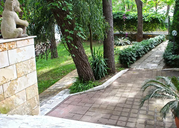 Viale Dei Pini 卡斯特拉巴特滨海